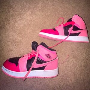 (Size 7 in women) Air Jordan 1 Mid GS Coral Chalk Coral Chalk/Rush Pink-Black